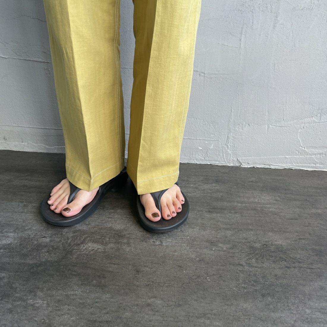 UNIVERSAL OVERALL [ユニバーサルオーバーオール] 別注 リネンイージーベイカーパンツ [U2512605IN-JF] YELLOW &&モデル身長：158cm 着用サイズ：M&&