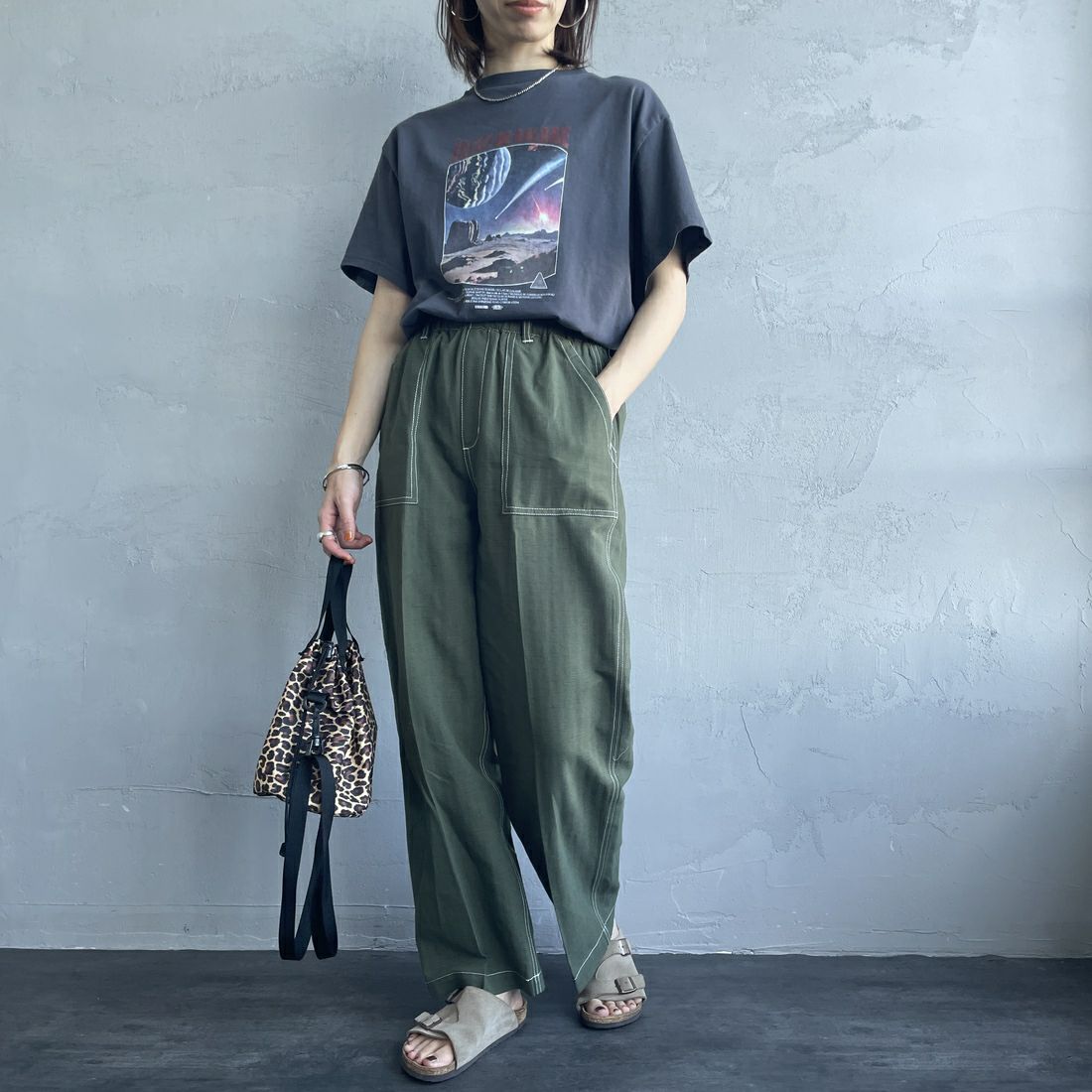 UNIVERSAL OVERALL [ユニバーサルオーバーオール] 別注 リネンイージーベイカーパンツ [U2512605IN-JF] OLIVE &&モデル身長：158cm 着用サイズ：M&&