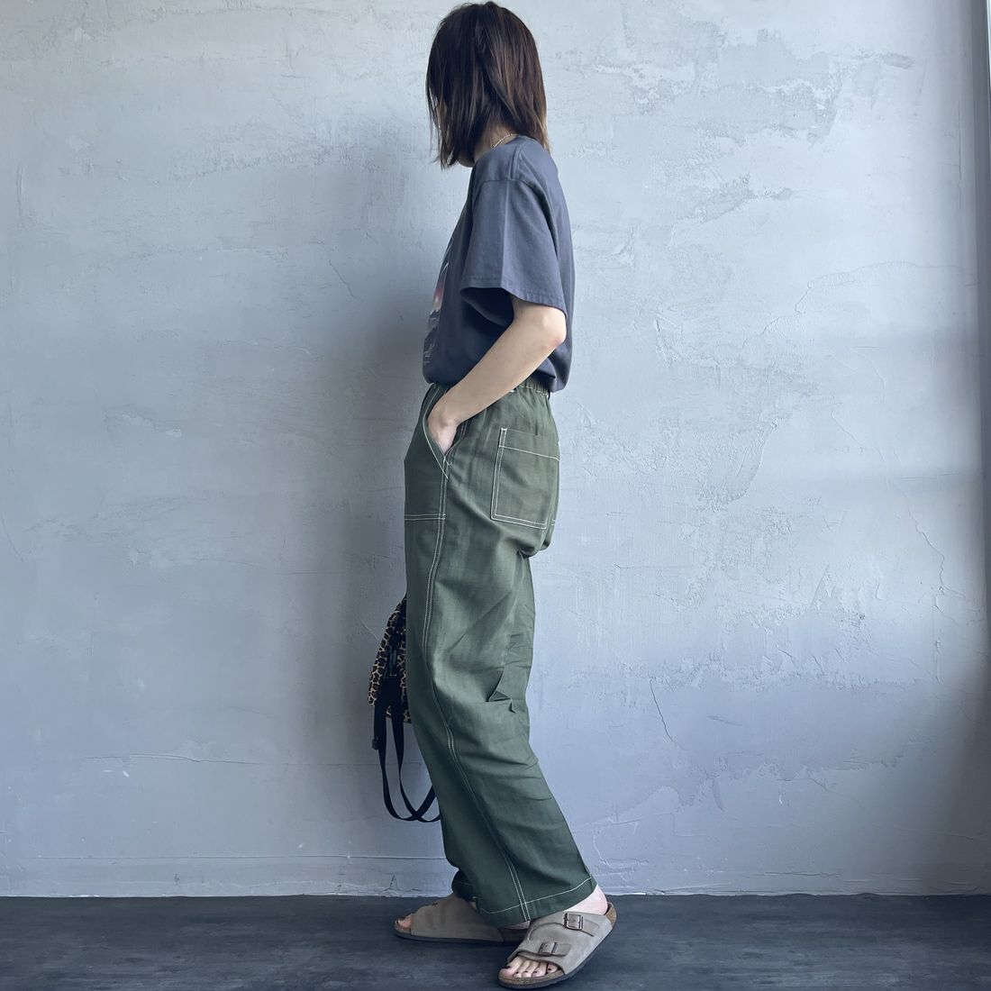 UNIVERSAL OVERALL [ユニバーサルオーバーオール] 別注 リネンイージーベイカーパンツ [U2512605IN-JF] OLIVE &&モデル身長：158cm 着用サイズ：M&&