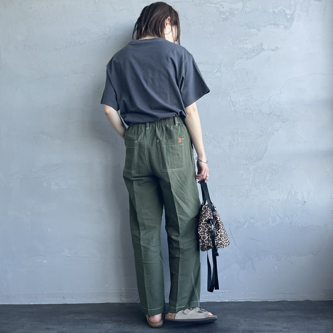 UNIVERSAL OVERALL [ユニバーサルオーバーオール] 別注 リネンイージーベイカーパンツ [U2512605IN-JF] OLIVE &&モデル身長：158cm 着用サイズ：M&&