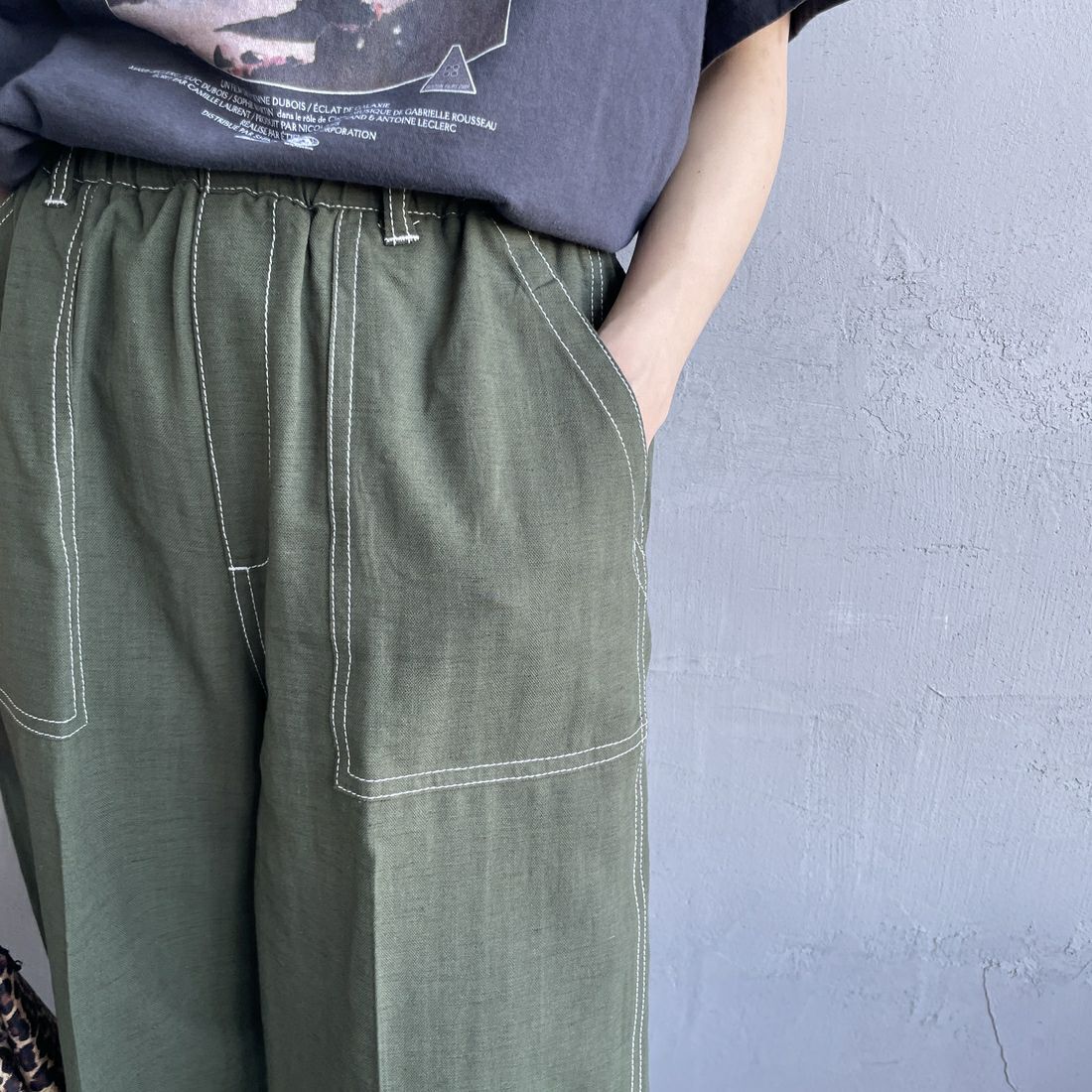 UNIVERSAL OVERALL [ユニバーサルオーバーオール] 別注 リネンイージーベイカーパンツ [U2512605IN-JF] OLIVE &&モデル身長：158cm 着用サイズ：M&&