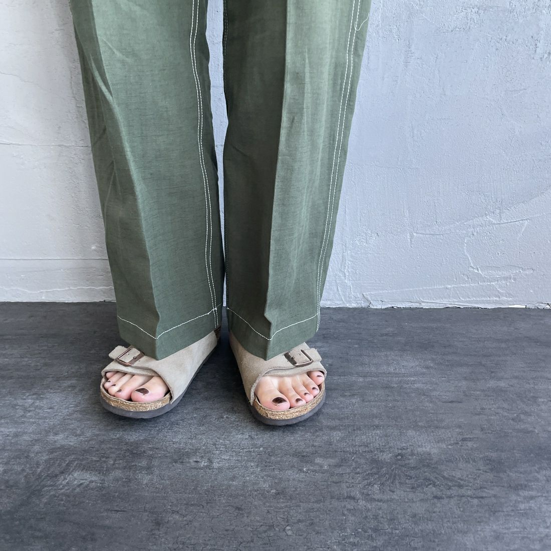 UNIVERSAL OVERALL [ユニバーサルオーバーオール] 別注 リネンイージーベイカーパンツ [U2512605IN-JF] OLIVE &&モデル身長：158cm 着用サイズ：M&&