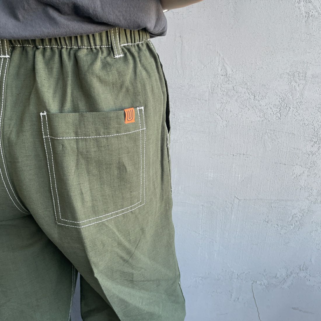 UNIVERSAL OVERALL [ユニバーサルオーバーオール] 別注 リネンイージーベイカーパンツ [U2512605IN-JF] OLIVE &&モデル身長：158cm 着用サイズ：M&&