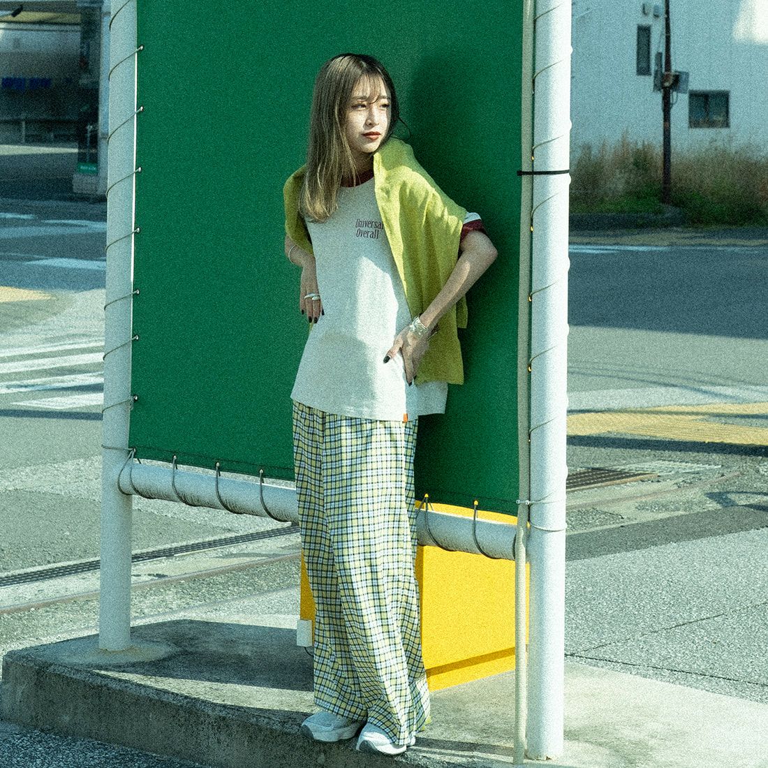 UNIVERSAL OVERALL [ユニバーサルオーバーオール] 別注 総柄イージーワイドパンツ [U2512634IN-JF] YELﾁｪｯｸ &&モデル身長：150cm 着用サイズ：F&&