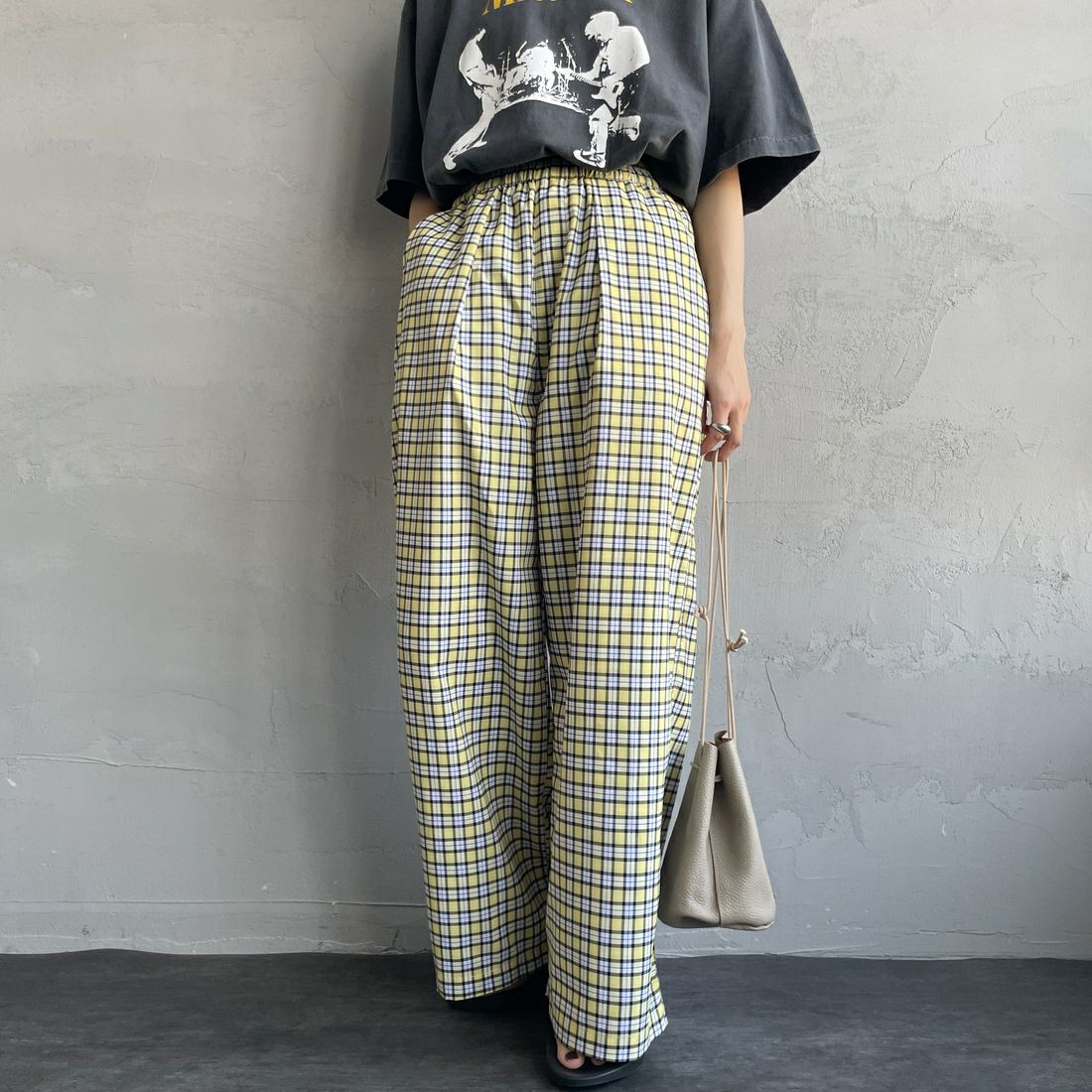 UNIVERSAL OVERALL [ユニバーサルオーバーオール] 別注 総柄イージーワイドパンツ [U2512634IN-JF] YELﾁｪｯｸ &&モデル身長：158cm 着用サイズ：F&&