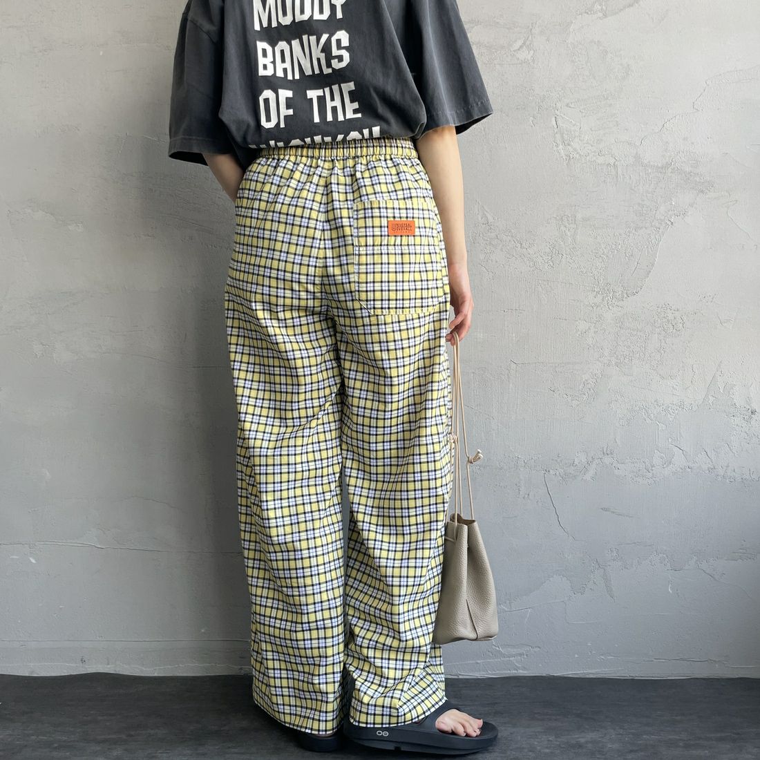 UNIVERSAL OVERALL [ユニバーサルオーバーオール] 別注 総柄イージーワイドパンツ [U2512634IN-JF] YELﾁｪｯｸ &&モデル身長：158cm 着用サイズ：F&&