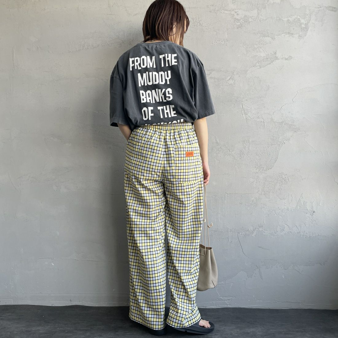 UNIVERSAL OVERALL [ユニバーサルオーバーオール] 別注 総柄イージーワイドパンツ [U2512634IN-JF] YELﾁｪｯｸ &&モデル身長：158cm 着用サイズ：F&&