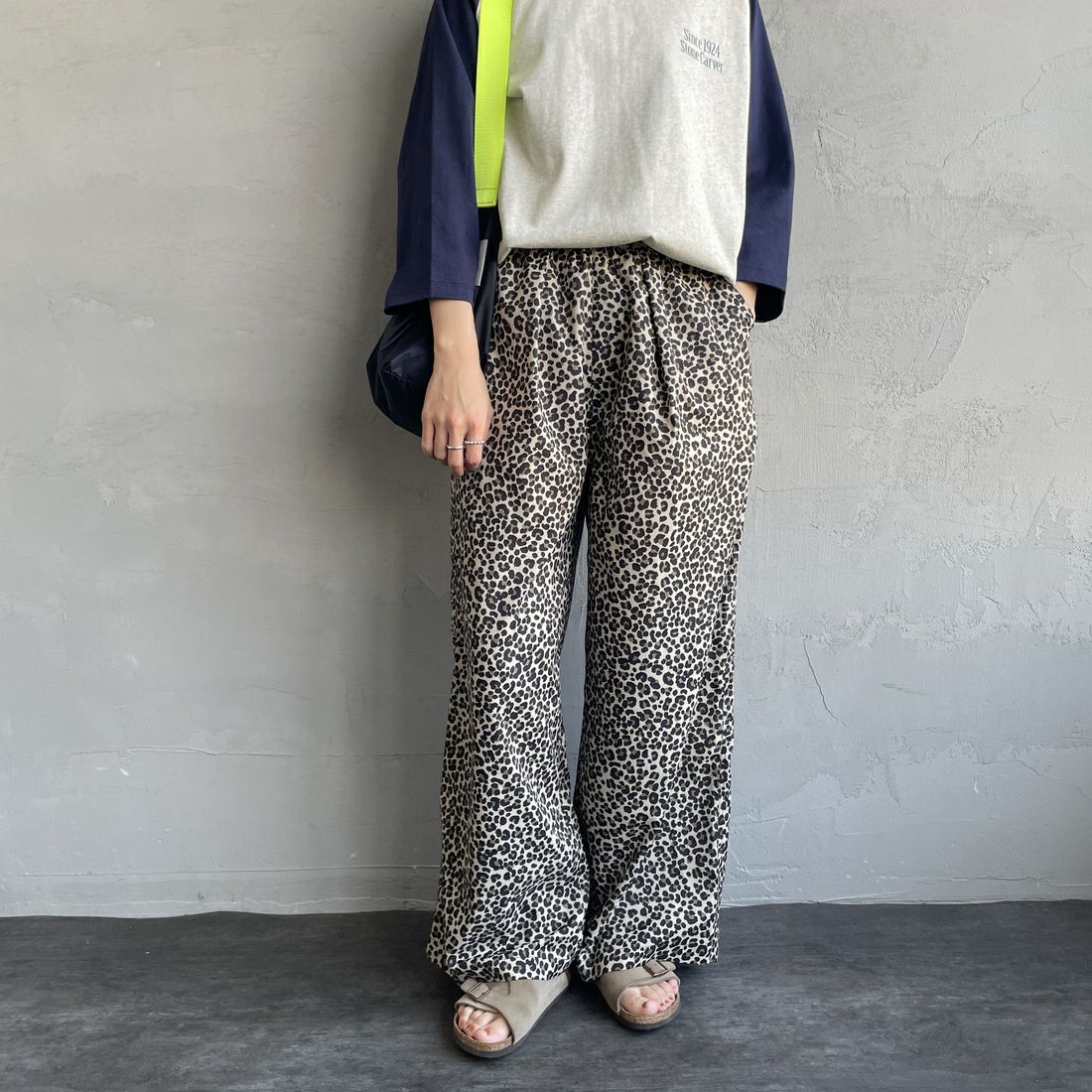 UNIVERSAL OVERALL [ユニバーサルオーバーオール] 別注 総柄イージーワイドパンツ [U2512634IN-JF] BEGﾚｵﾊﾟｰﾄﾞ &&モデル身長：160cm 着用サイズ：F&&