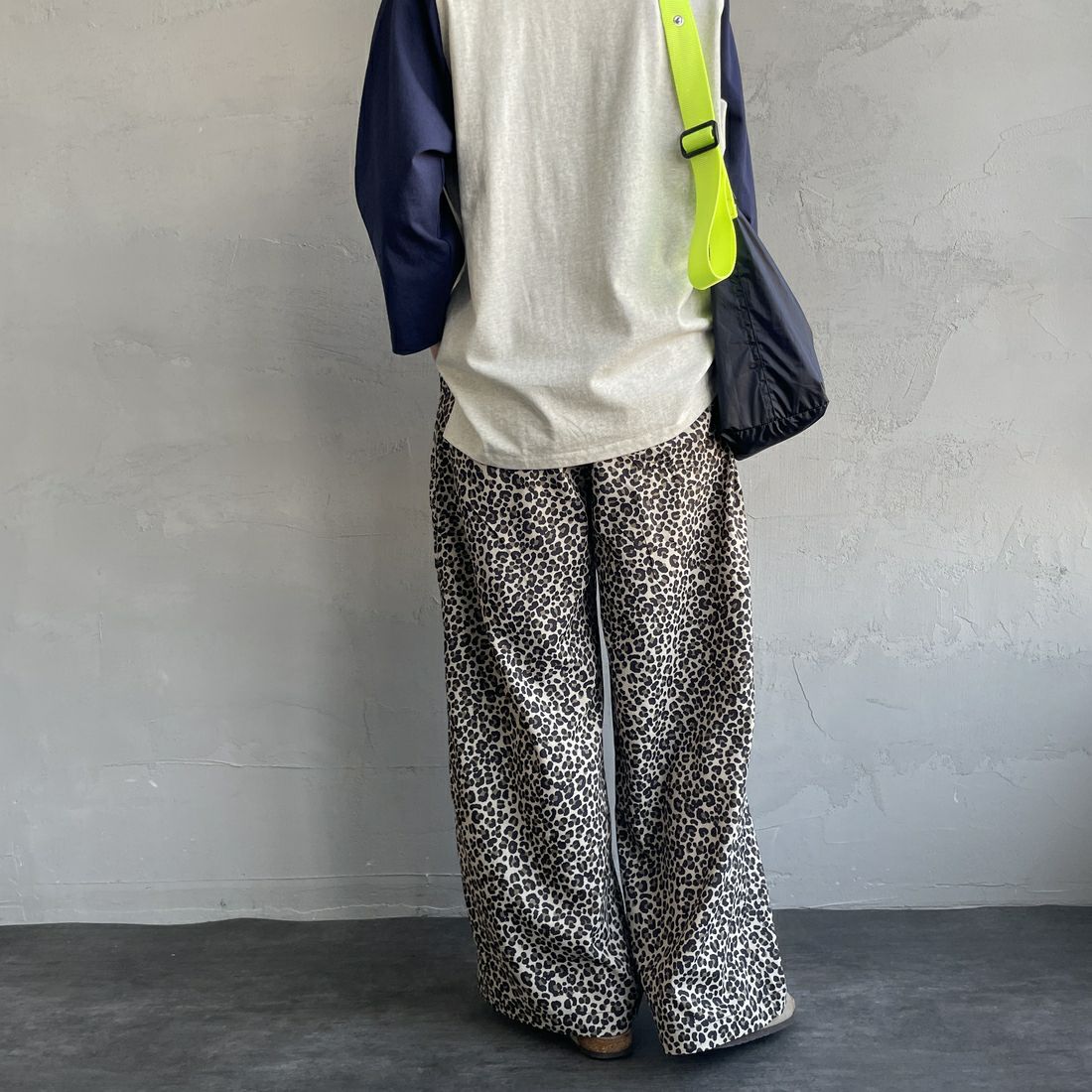 UNIVERSAL OVERALL [ユニバーサルオーバーオール] 別注 総柄イージーワイドパンツ [U2512634IN-JF] BEGﾚｵﾊﾟｰﾄﾞ &&モデル身長：160cm 着用サイズ：F&&