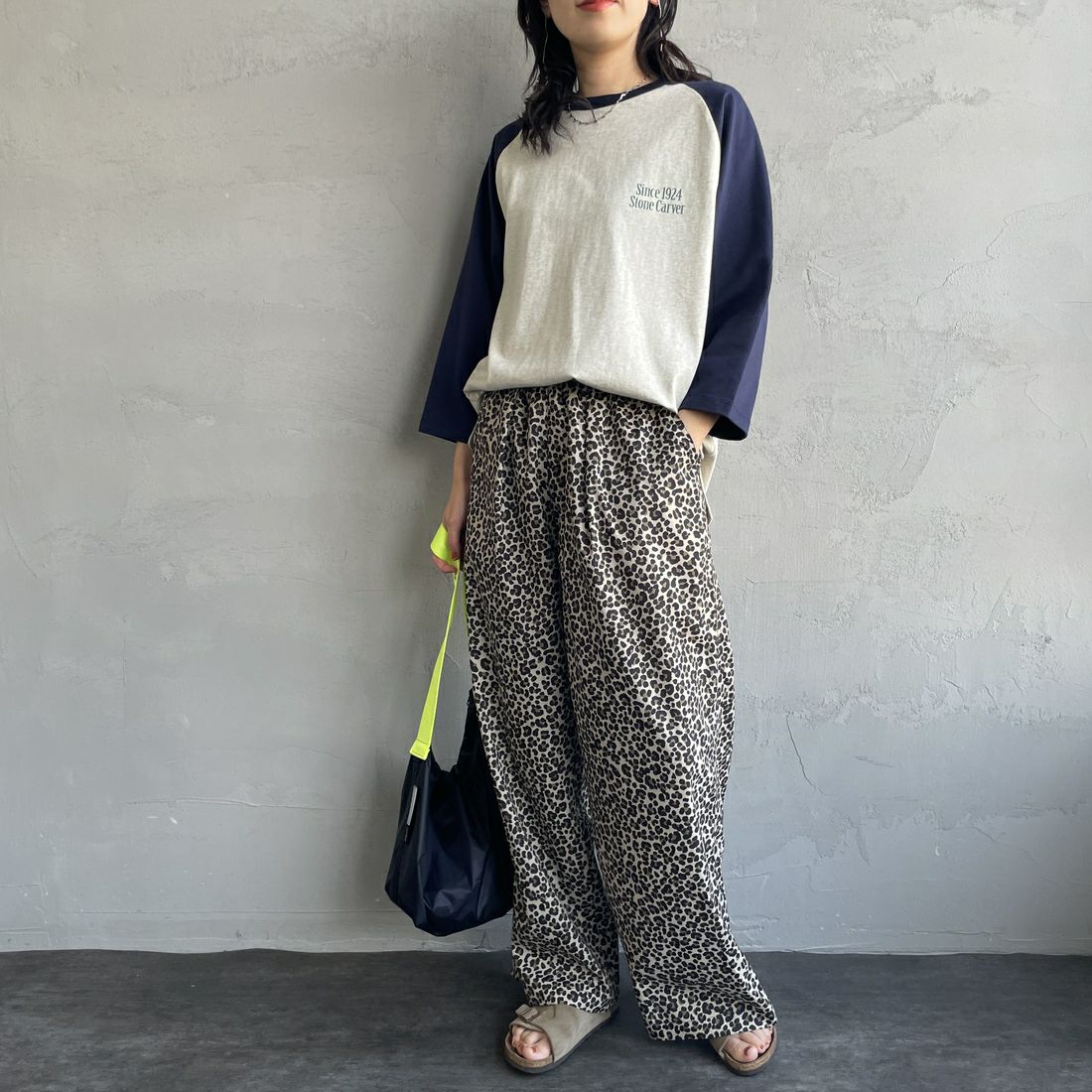 UNIVERSAL OVERALL [ユニバーサルオーバーオール] 別注 総柄イージーワイドパンツ [U2512634IN-JF] BEGﾚｵﾊﾟｰﾄﾞ &&モデル身長：160cm 着用サイズ：F&&