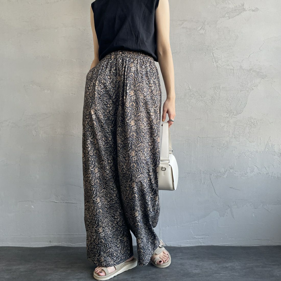 UNIVERSAL OVERALL [ユニバーサルオーバーオール] 別注 総柄イージーワイドパンツ [U2512634IN-JF] NVYﾍﾟｲｽﾞﾘｰ &&モデル身長：158cm 着用サイズ：F&&