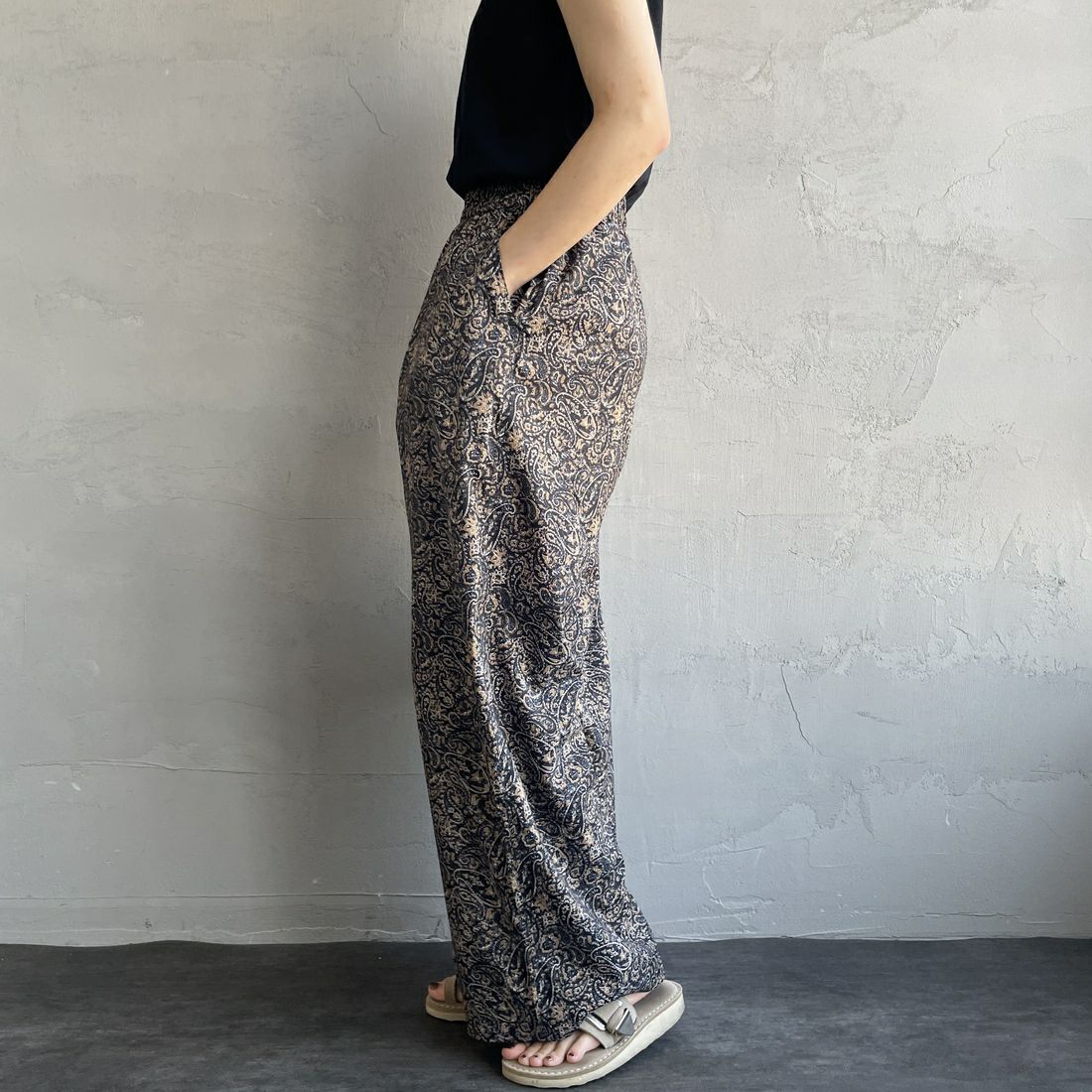 UNIVERSAL OVERALL [ユニバーサルオーバーオール] 別注 総柄イージーワイドパンツ [U2512634IN-JF] NVYﾍﾟｲｽﾞﾘｰ &&モデル身長：158cm 着用サイズ：F&&