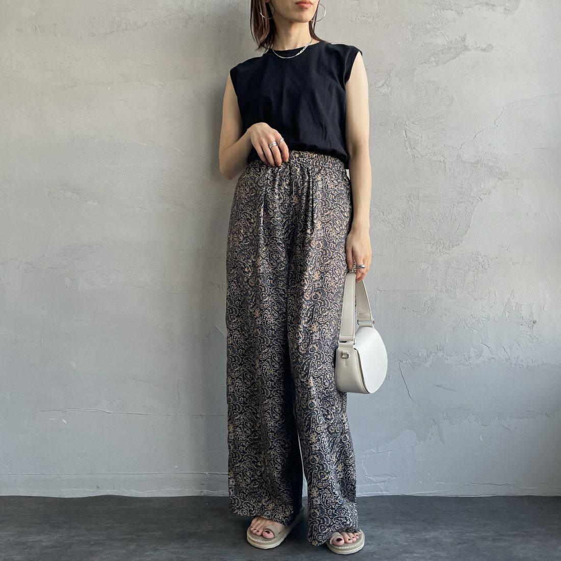 UNIVERSAL OVERALL [ユニバーサルオーバーオール] 別注 総柄イージーワイドパンツ [U2512634IN-JF] NVYﾍﾟｲｽﾞﾘｰ &&モデル身長：158cm 着用サイズ：F&&