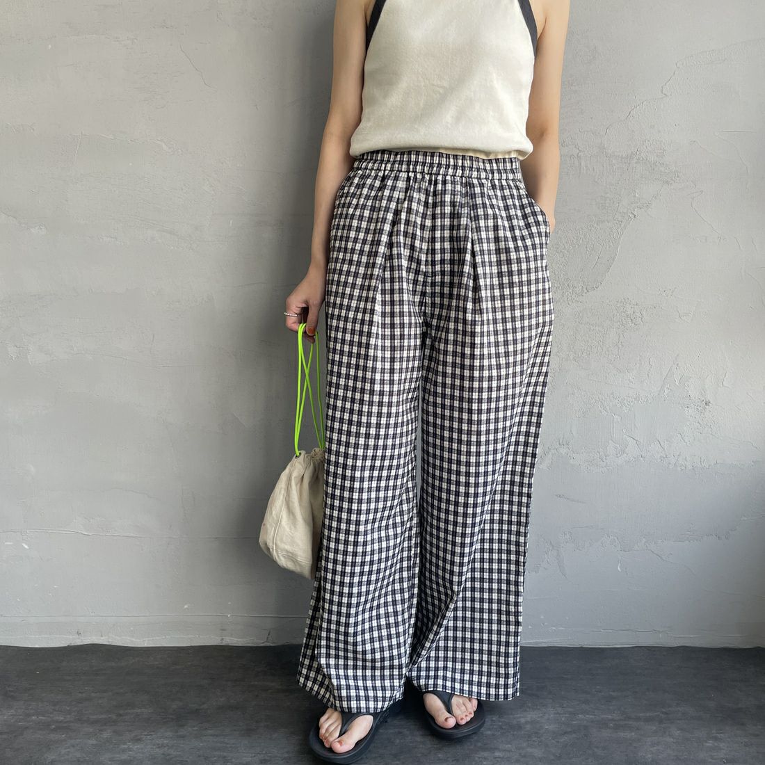 UNIVERSAL OVERALL [ユニバーサルオーバーオール] 別注 総柄イージーワイドパンツ [U2512634IN-JF] BLKﾁｪｯｸ &&モデル身長：160cm 着用サイズ：F&&