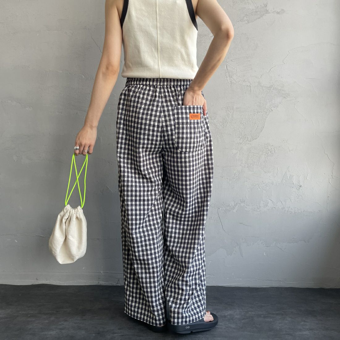 UNIVERSAL OVERALL [ユニバーサルオーバーオール] 別注 総柄イージーワイドパンツ [U2512634IN-JF] BLKﾁｪｯｸ &&モデル身長：160cm 着用サイズ：F&&