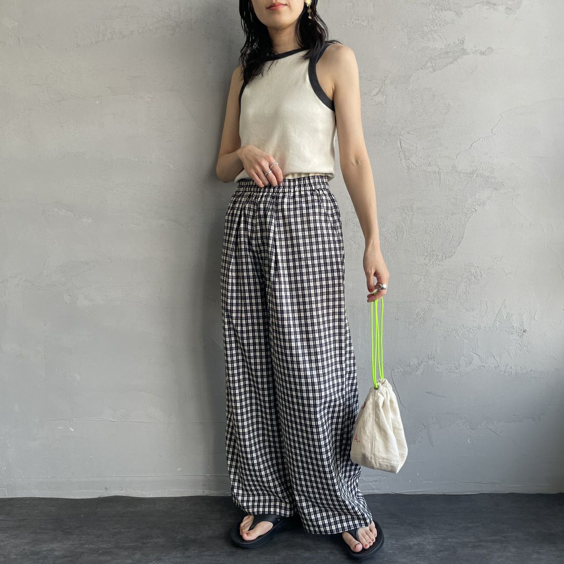 UNIVERSAL OVERALL [ユニバーサルオーバーオール] 別注 総柄イージーワイドパンツ [U2512634IN-JF] BLKﾁｪｯｸ &&モデル身長：160cm 着用サイズ：F&&