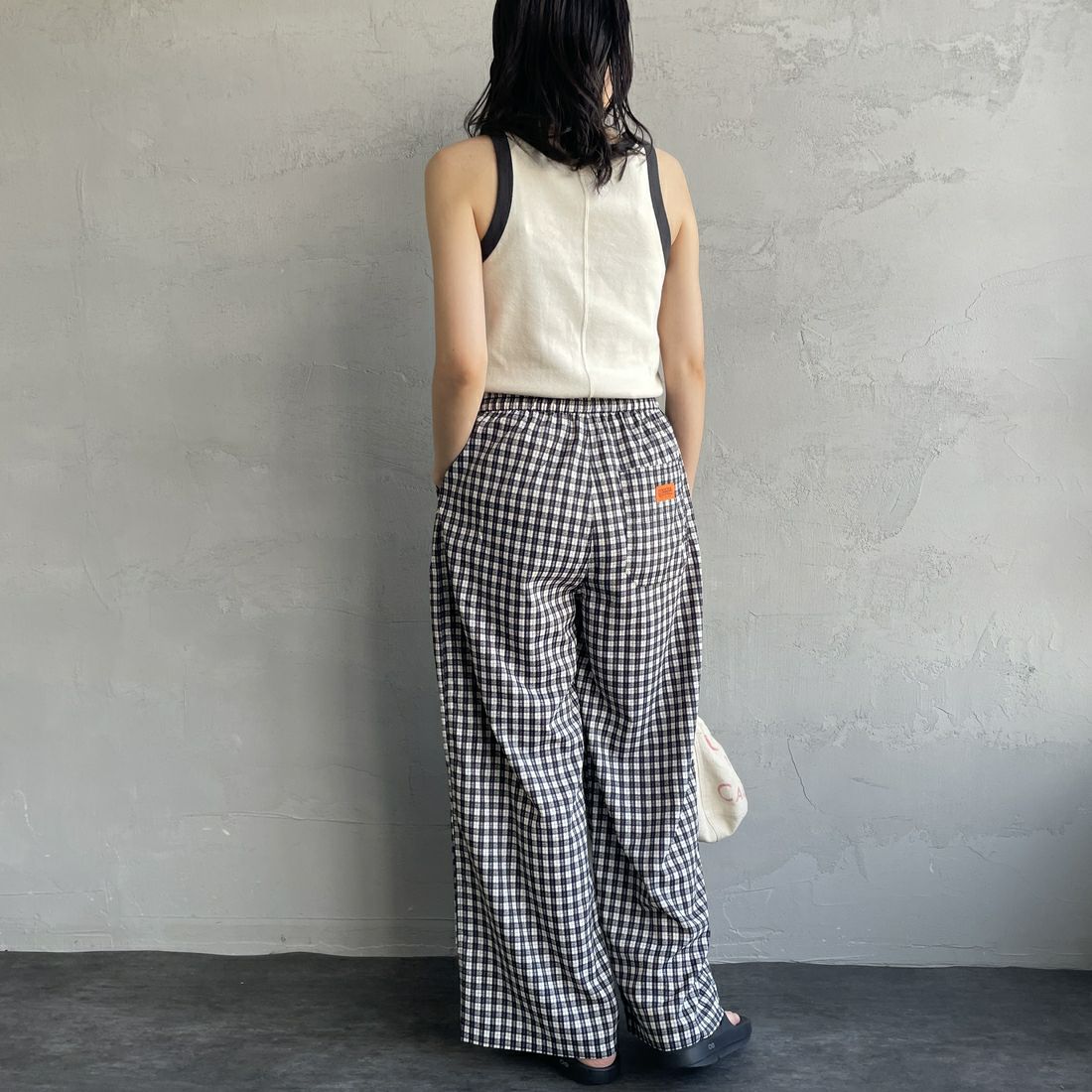 UNIVERSAL OVERALL [ユニバーサルオーバーオール] 別注 総柄イージーワイドパンツ [U2512634IN-JF] BLKﾁｪｯｸ &&モデル身長：160cm 着用サイズ：F&&