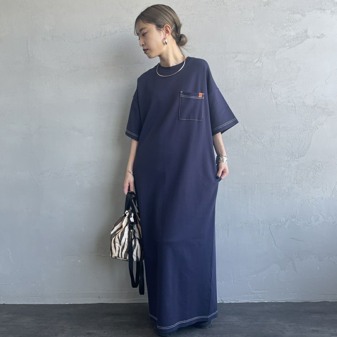 UNIVERSAL OVERALL [ユニバーサルオーバーオール] 別注 配色ステッチ マキシ丈ワンピース [U2512807IN-JF] NAVY &&モデル身長：150cm 着用サイズ：F&&