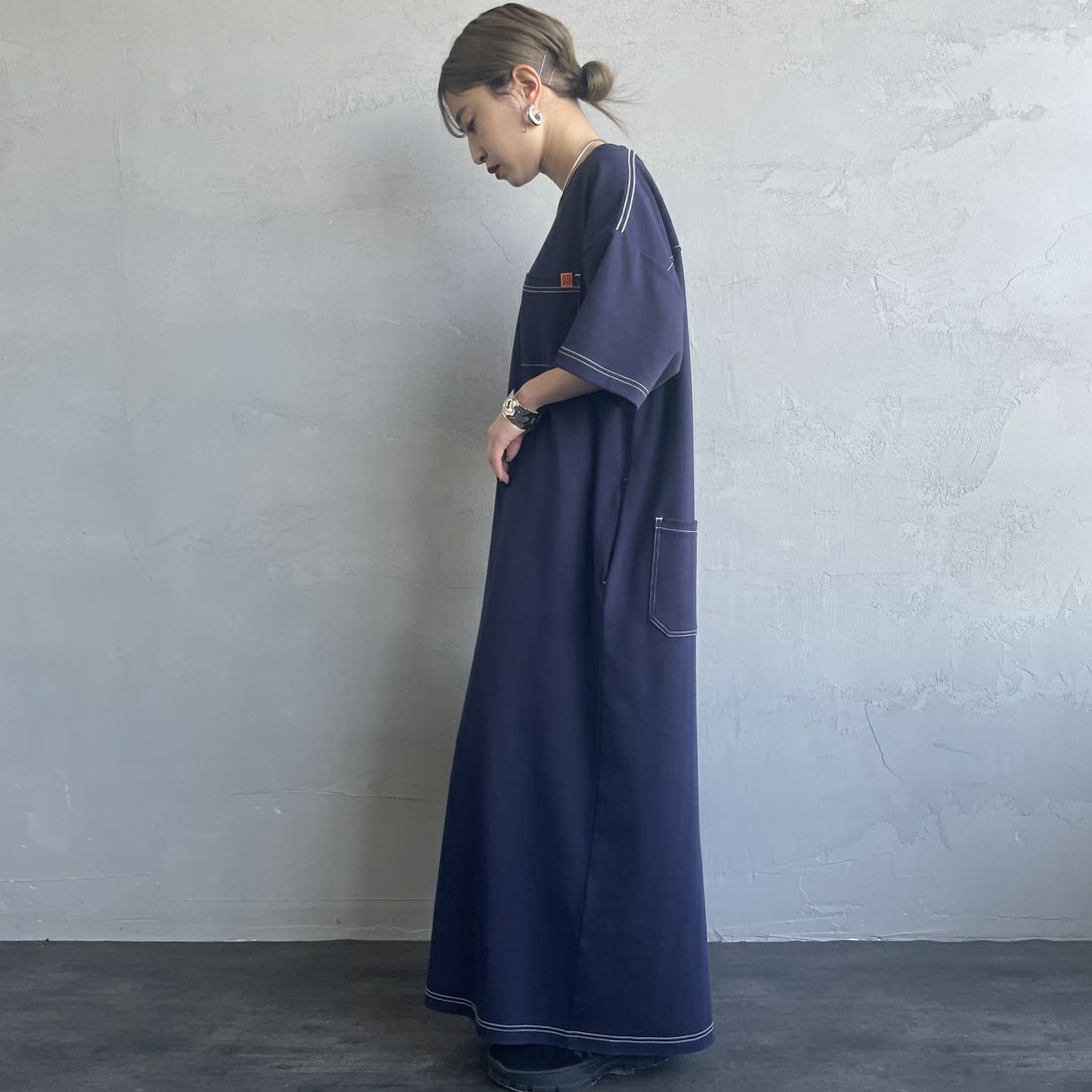 UNIVERSAL OVERALL [ユニバーサルオーバーオール] 別注 配色ステッチ マキシ丈ワンピース [U2512807IN-JF] NAVY &&モデル身長：150cm 着用サイズ：F&&