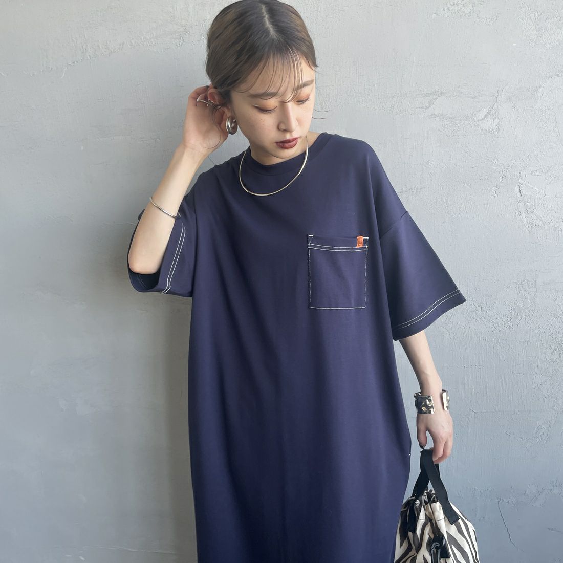 UNIVERSAL OVERALL [ユニバーサルオーバーオール] 別注 配色ステッチ マキシ丈ワンピース [U2512807IN-JF] NAVY &&モデル身長：150cm 着用サイズ：F&&
