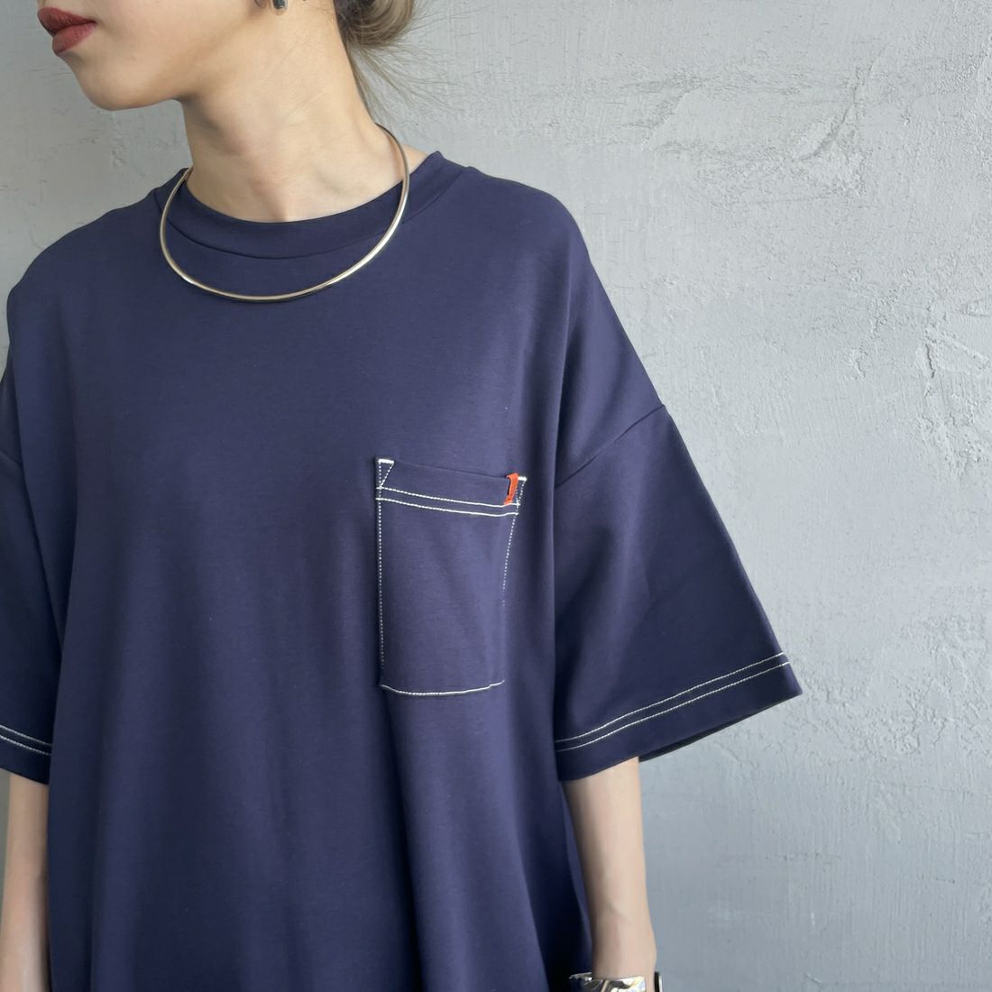 UNIVERSAL OVERALL [ユニバーサルオーバーオール] 別注 配色ステッチ マキシ丈ワンピース [U2512807IN-JF] NAVY &&モデル身長：150cm 着用サイズ：F&&