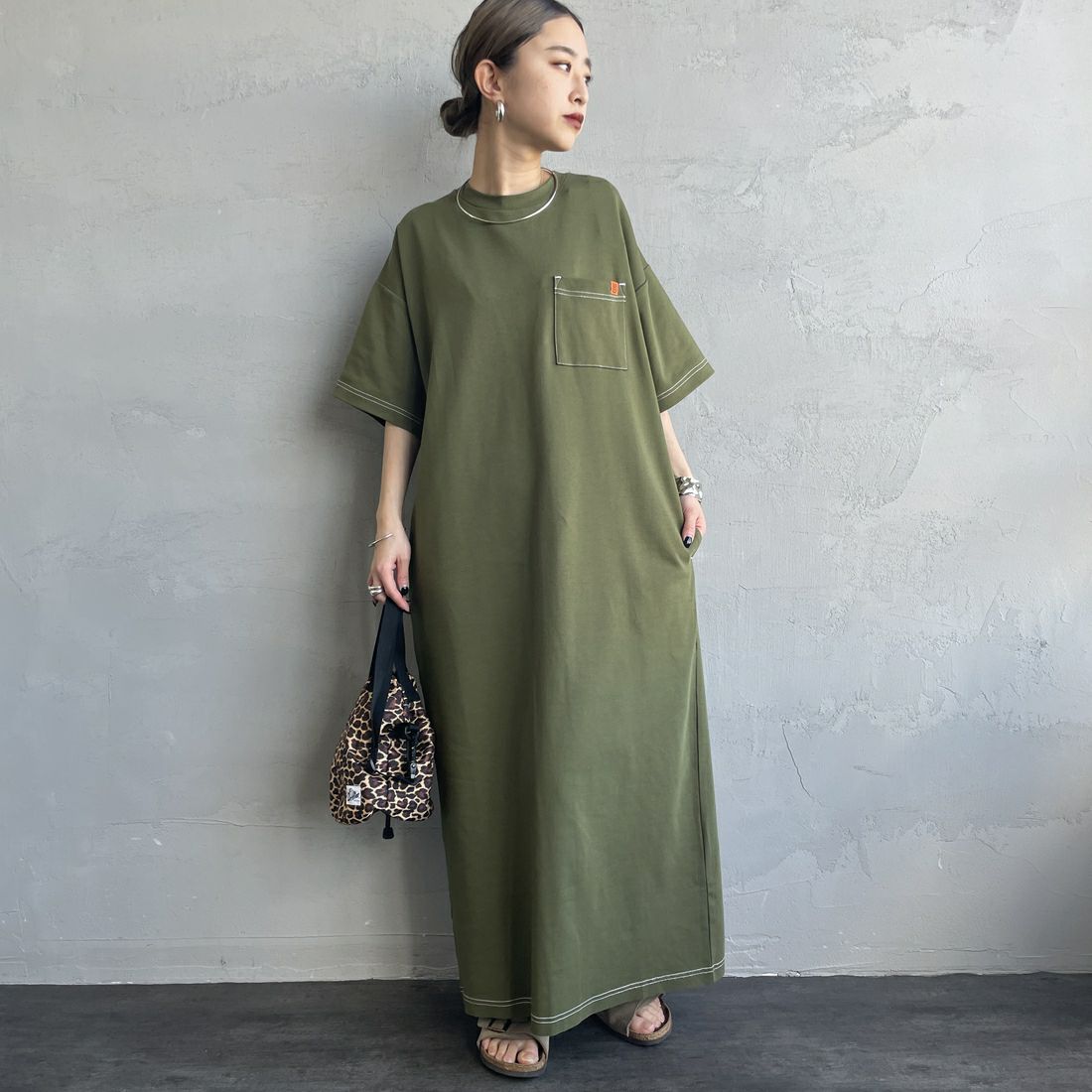 UNIVERSAL OVERALL [ユニバーサルオーバーオール] 別注 配色ステッチ マキシ丈ワンピース [U2512807IN-JF] OLIVE &&モデル身長：150cm 着用サイズ：F&&