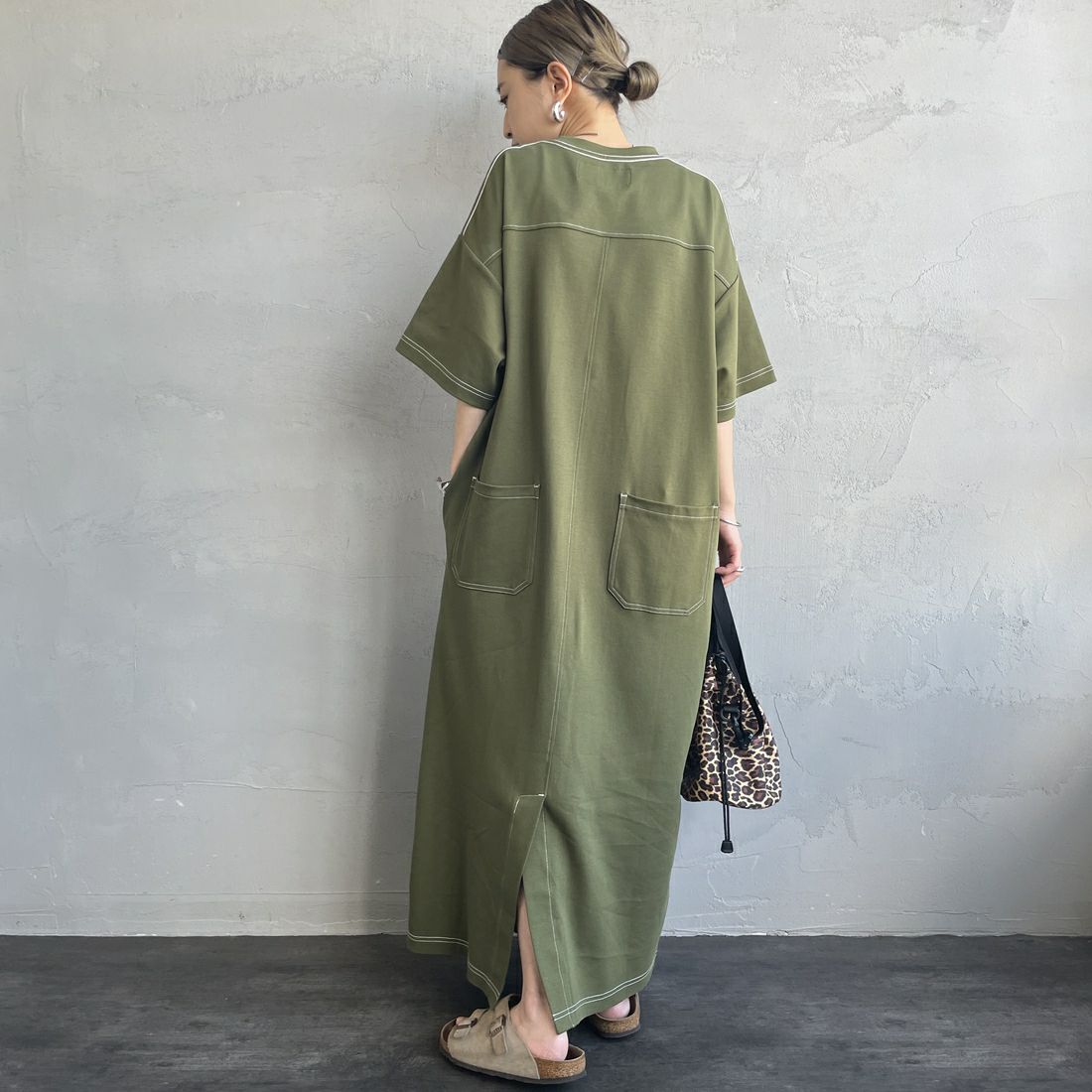 UNIVERSAL OVERALL [ユニバーサルオーバーオール] 別注 配色ステッチ マキシ丈ワンピース [U2512807IN-JF] OLIVE &&モデル身長：150cm 着用サイズ：F&&