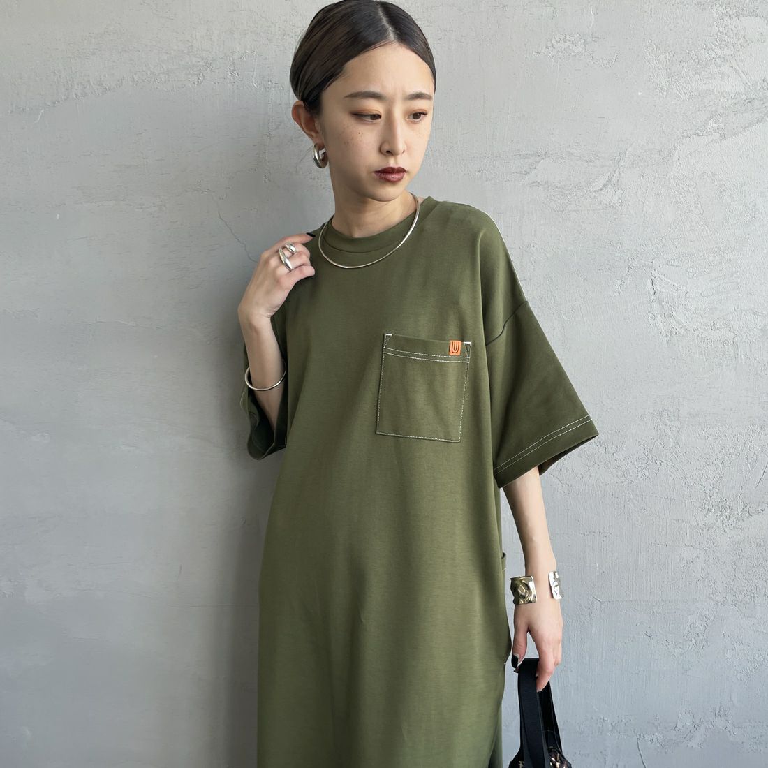 UNIVERSAL OVERALL [ユニバーサルオーバーオール] 別注 配色ステッチ マキシ丈ワンピース [U2512807IN-JF] OLIVE &&モデル身長：150cm 着用サイズ：F&&