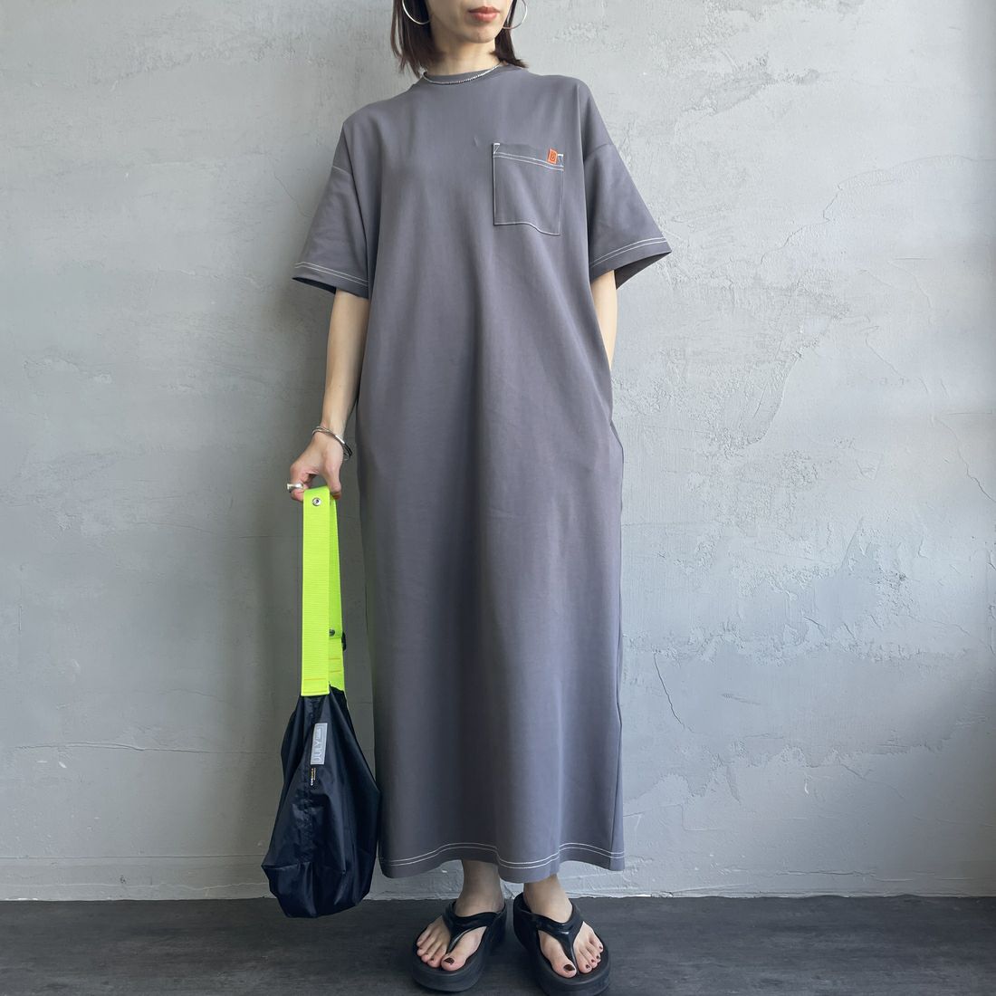 UNIVERSAL OVERALL [ユニバーサルオーバーオール] 別注 配色ステッチ マキシ丈ワンピース [U2512807IN-JF] CHARCOAL &&モデル身長：158cm 着用サイズ：F&&