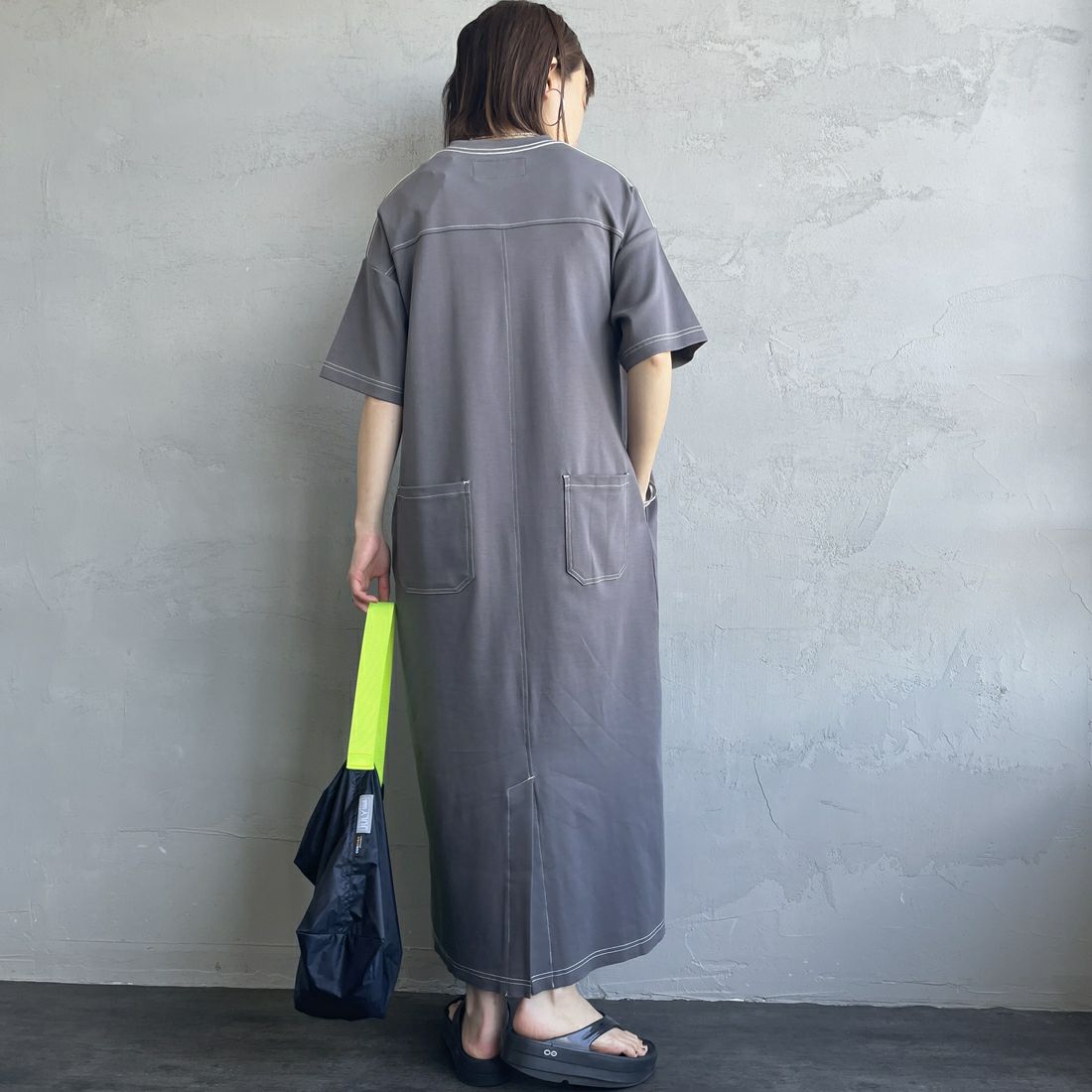 UNIVERSAL OVERALL [ユニバーサルオーバーオール] 別注 配色ステッチ マキシ丈ワンピース [U2512807IN-JF] CHARCOAL &&モデル身長：158cm 着用サイズ：F&&