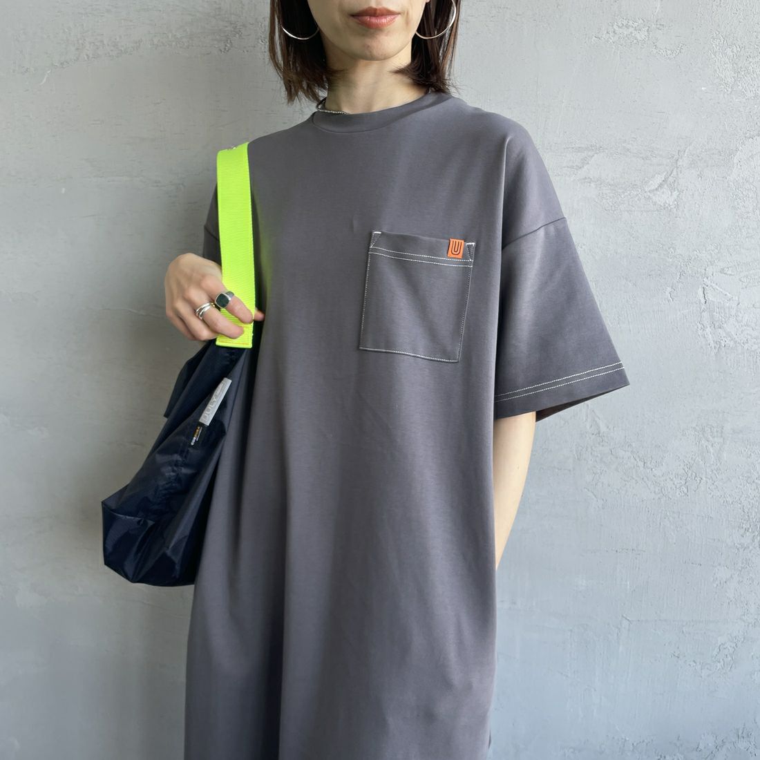 UNIVERSAL OVERALL [ユニバーサルオーバーオール] 別注 配色ステッチ マキシ丈ワンピース [U2512807IN-JF] CHARCOAL &&モデル身長：158cm 着用サイズ：F&&