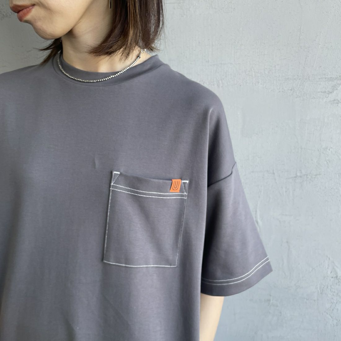 UNIVERSAL OVERALL [ユニバーサルオーバーオール] 別注 配色ステッチ マキシ丈ワンピース [U2512807IN-JF] CHARCOAL &&モデル身長：158cm 着用サイズ：F&&