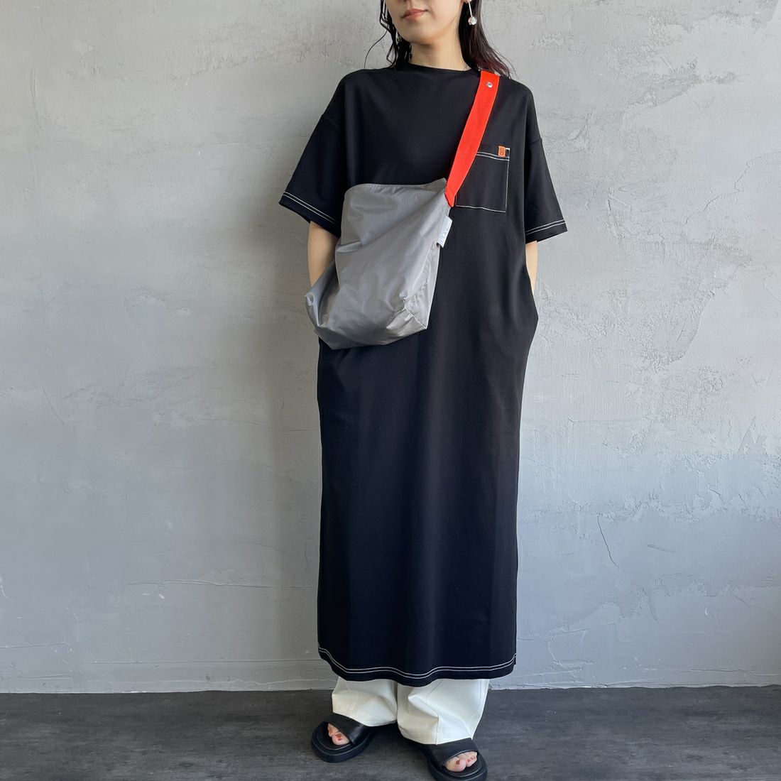 UNIVERSAL OVERALL [ユニバーサルオーバーオール] 別注 配色ステッチ マキシ丈ワンピース [U2512807IN-JF] BLACK &&モデル身長：160m 着用サイズ：F&&&&モデル身長：160m 着用サイズ：F&&