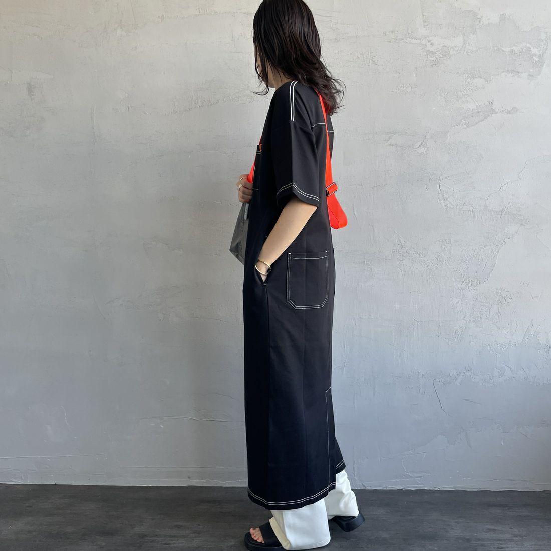 UNIVERSAL OVERALL [ユニバーサルオーバーオール] 別注 配色ステッチ マキシ丈ワンピース [U2512807IN-JF] BLACK &&モデル身長：160m 着用サイズ：F&&&&モデル身長：160m 着用サイズ：F&&