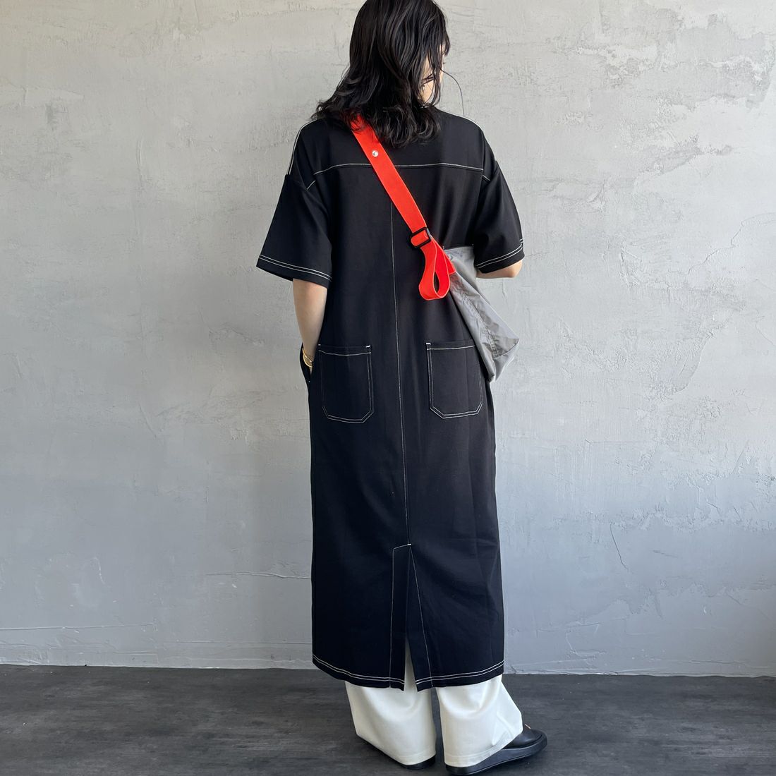 UNIVERSAL OVERALL [ユニバーサルオーバーオール] 別注 配色ステッチ マキシ丈ワンピース [U2512807IN-JF] BLACK &&モデル身長：160m 着用サイズ：F&&&&モデル身長：160m 着用サイズ：F&&