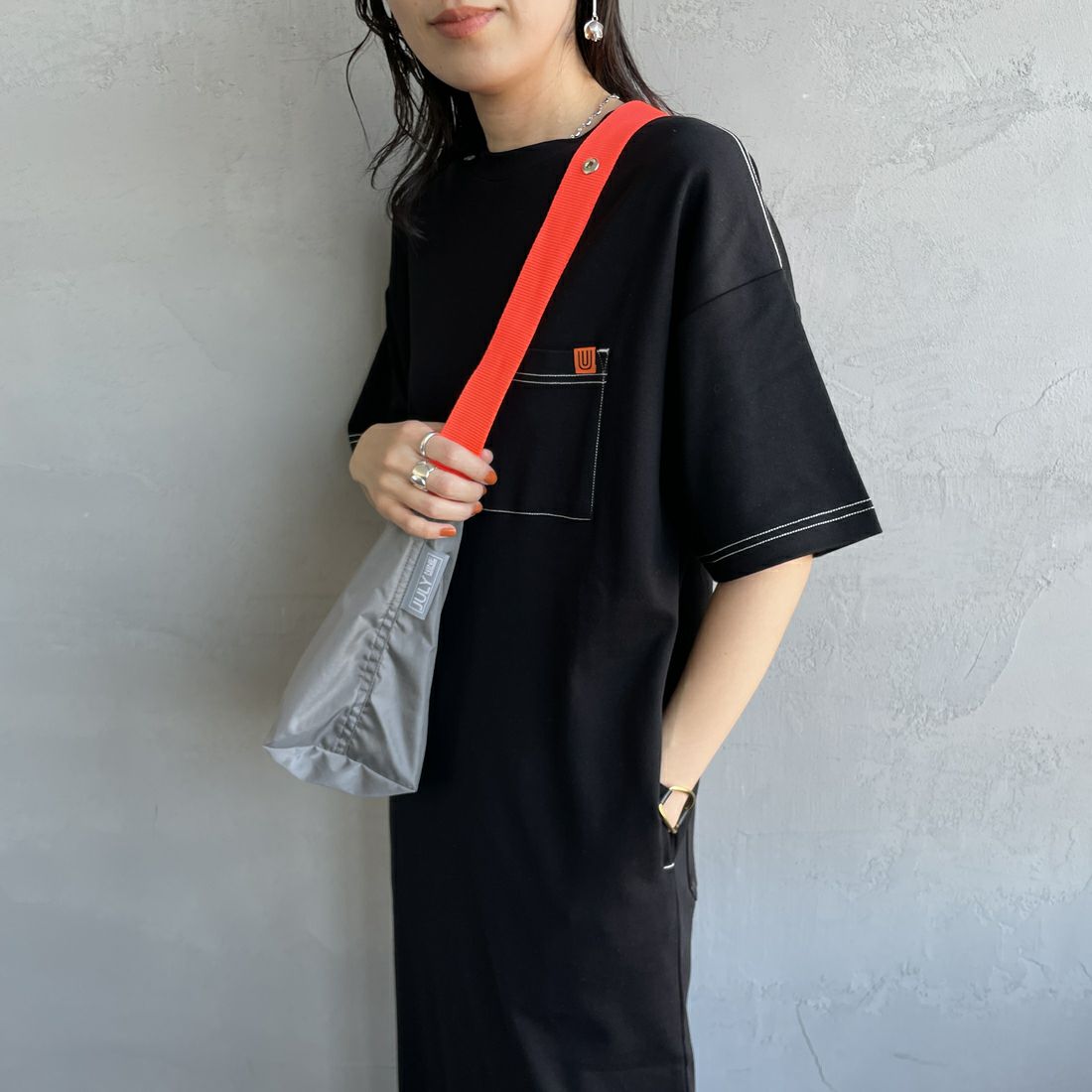 UNIVERSAL OVERALL [ユニバーサルオーバーオール] 別注 配色ステッチ マキシ丈ワンピース [U2512807IN-JF] BLACK &&モデル身長：160m 着用サイズ：F&&&&モデル身長：160m 着用サイズ：F&&