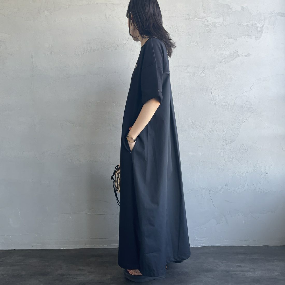 UNIVERSAL OVERALL [ユニバーサルオーバーオール] 別注 異素材切り替え マキシ丈ワンピース [U2512812IN-JF] BLACK &&モデル身長：160cm 着用サイズ：F&&