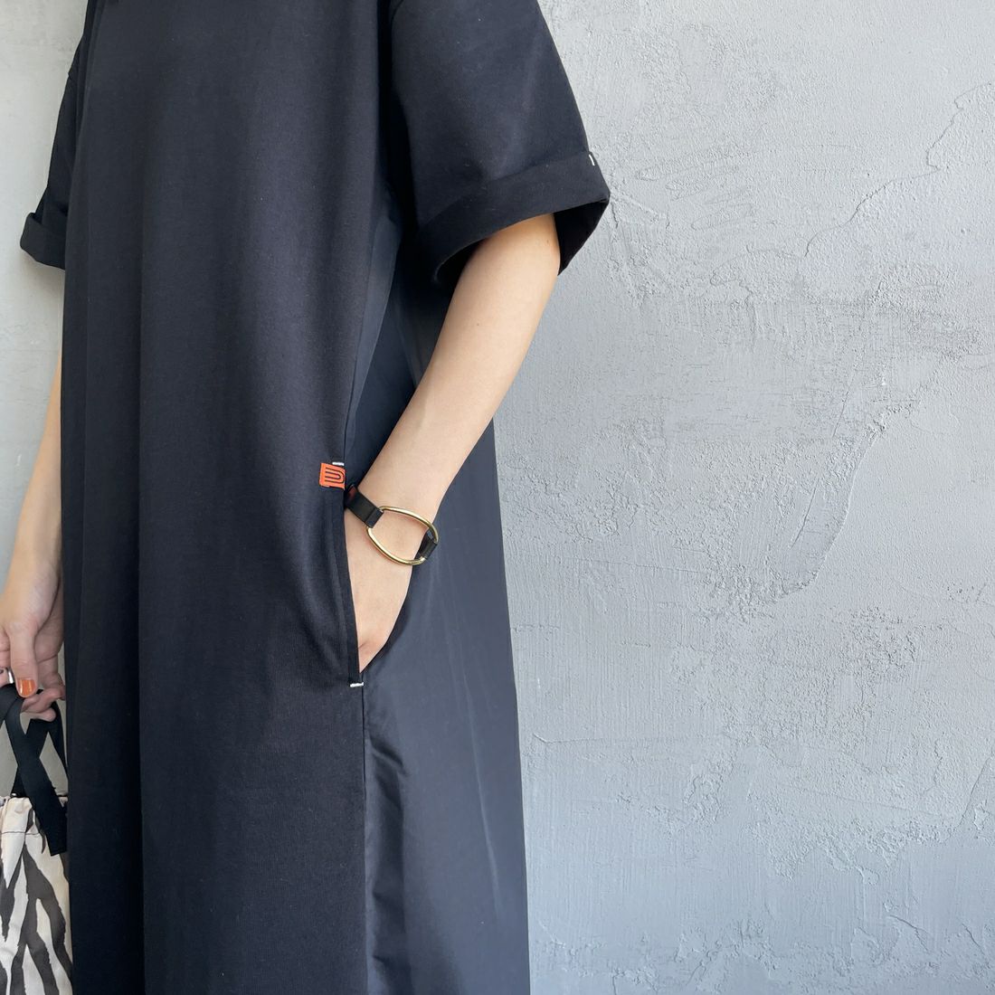 UNIVERSAL OVERALL [ユニバーサルオーバーオール] 別注 異素材切り替え マキシ丈ワンピース [U2512812IN-JF] BLACK &&モデル身長：160cm 着用サイズ：F&&