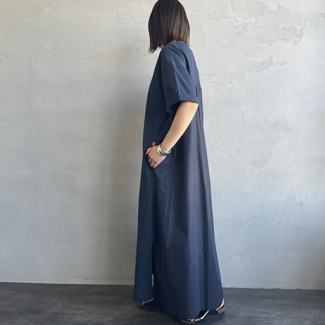 UNIVERSAL OVERALL [ユニバーサルオーバーオール] 別注 異素材切り替え マキシ丈ワンピース [U2512812IN-JF] NAVY &&モデル身長：159cm 着用サイズ：F&&