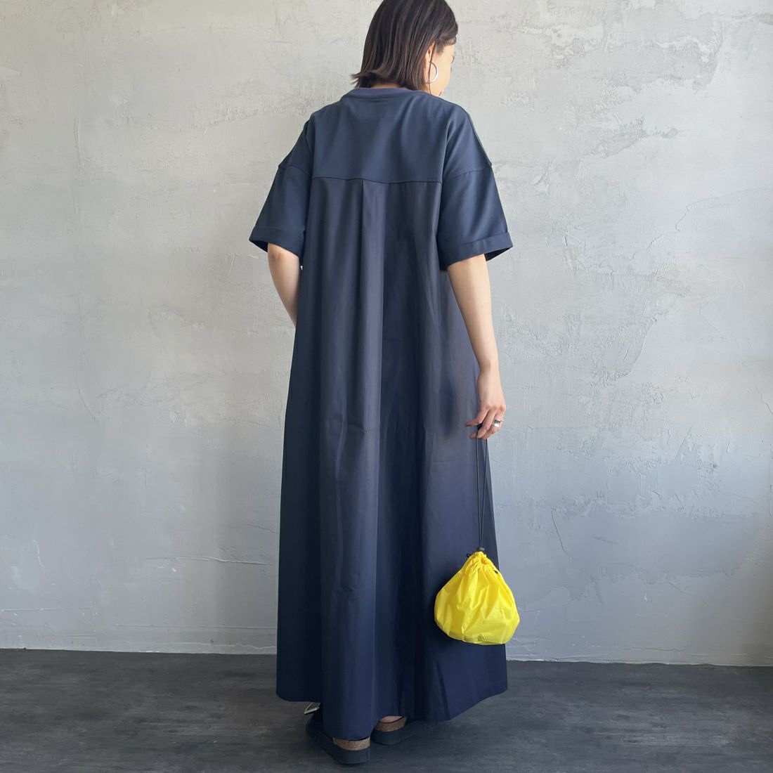 UNIVERSAL OVERALL [ユニバーサルオーバーオール] 別注 異素材切り替え マキシ丈ワンピース [U2512812IN-JF] NAVY &&モデル身長：159cm 着用サイズ：F&&