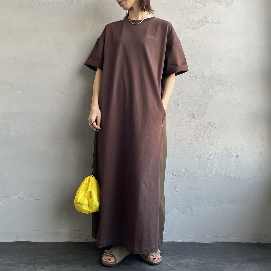 UNIVERSAL OVERALL [ユニバーサルオーバーオール] 別注 異素材切り替え マキシ丈ワンピース [U2512812IN-JF] BROWN &&モデル身長：158cm 着用サイズ：F&&