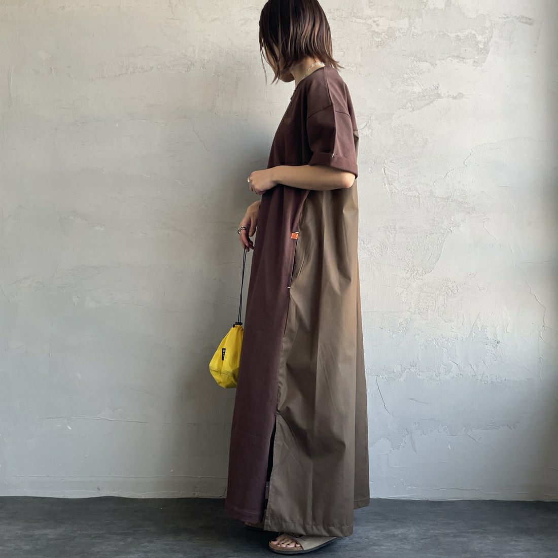 UNIVERSAL OVERALL [ユニバーサルオーバーオール] 別注 異素材切り替え マキシ丈ワンピース [U2512812IN-JF] BROWN &&モデル身長：158cm 着用サイズ：F&&