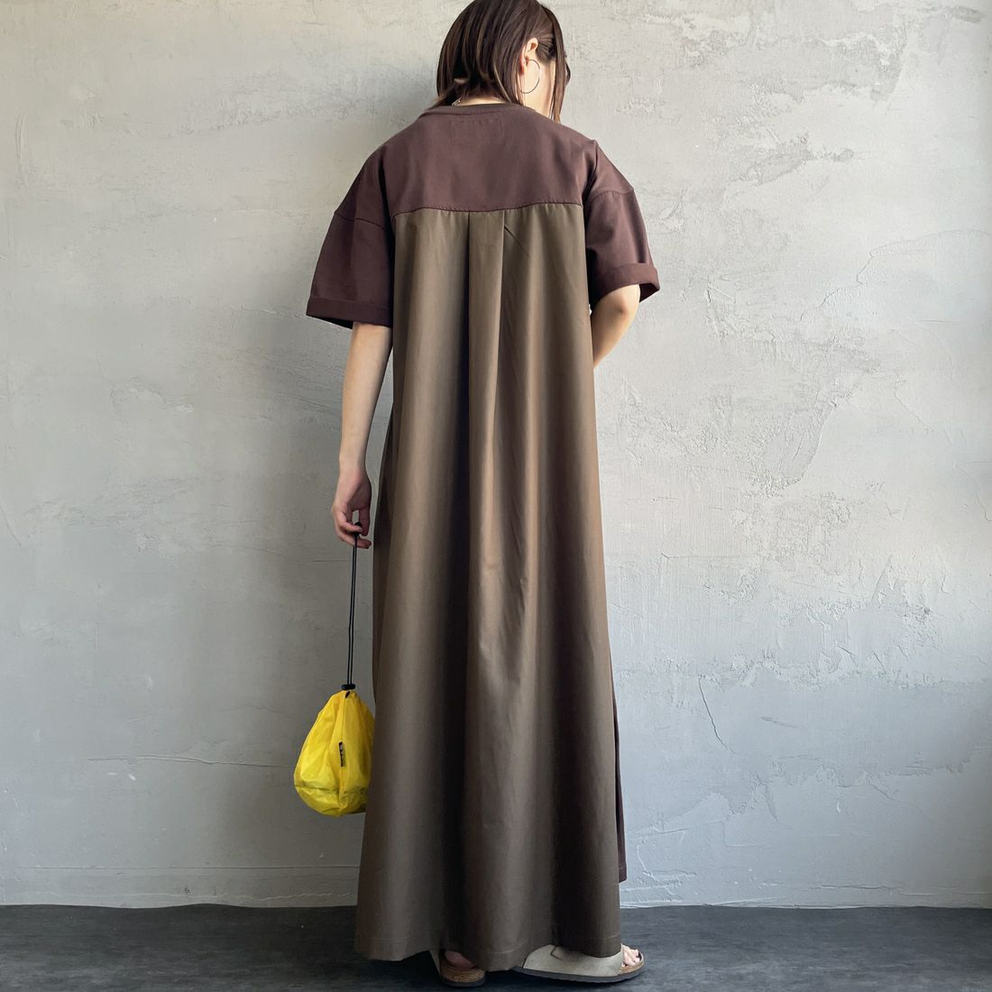 UNIVERSAL OVERALL [ユニバーサルオーバーオール] 別注 異素材切り替え マキシ丈ワンピース [U2512812IN-JF] BROWN &&モデル身長：158cm 着用サイズ：F&&