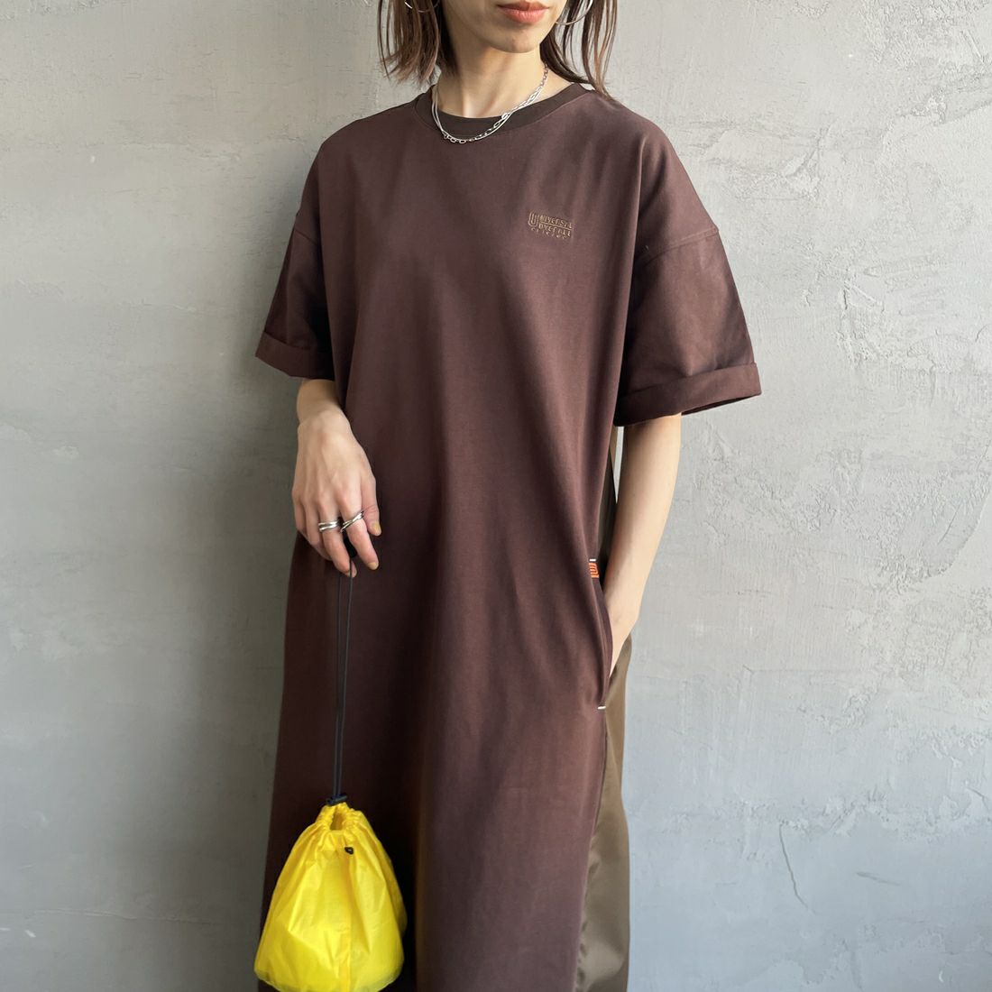 UNIVERSAL OVERALL [ユニバーサルオーバーオール] 別注 異素材切り替え マキシ丈ワンピース [U2512812IN-JF] BROWN &&モデル身長：158cm 着用サイズ：F&&