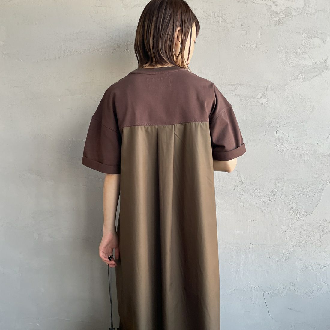 UNIVERSAL OVERALL [ユニバーサルオーバーオール] 別注 異素材切り替え マキシ丈ワンピース [U2512812IN-JF] BROWN &&モデル身長：158cm 着用サイズ：F&&