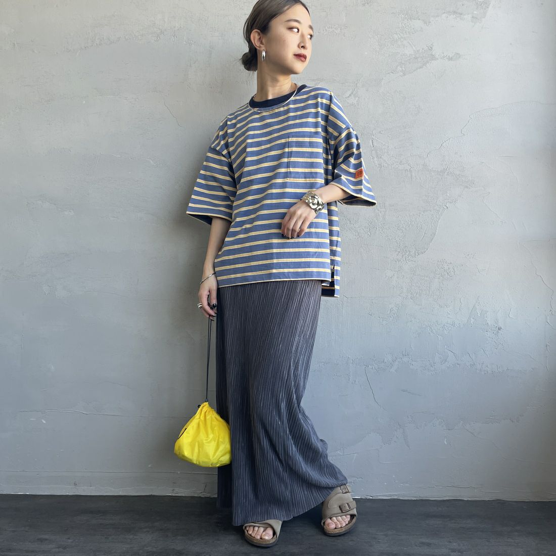 UNIVERSAL OVERALL [ユニバーサルオーバーオール] 別注 ワイドシルエット ポケットTシャツ [U2512815IN-JF] BLU BORDER &&モデル身長：150cm 着用サイズ：F&&