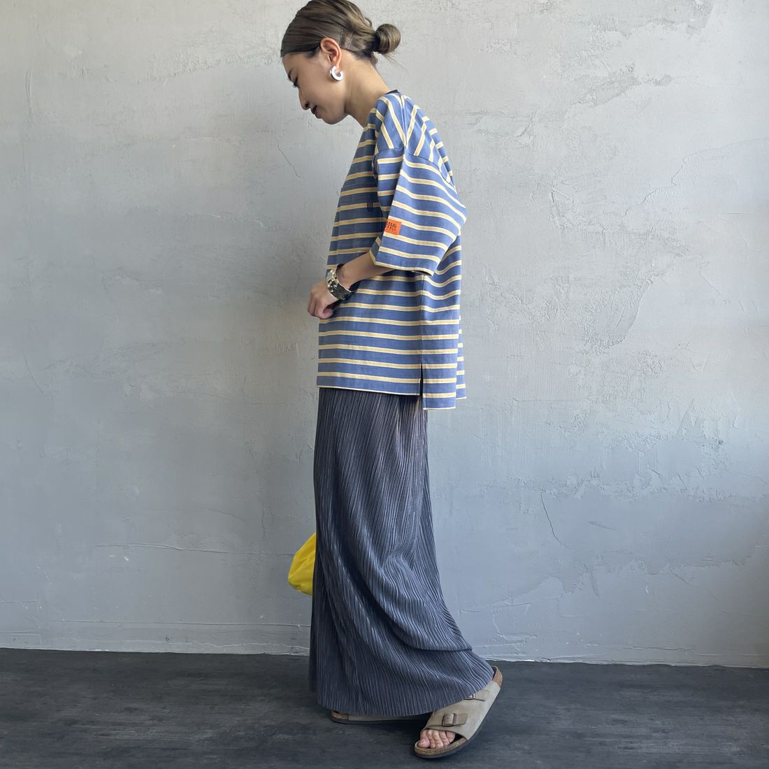 UNIVERSAL OVERALL [ユニバーサルオーバーオール] 別注 ワイドシルエット ポケットTシャツ [U2512815IN-JF] BLU BORDER &&モデル身長：150cm 着用サイズ：F&&