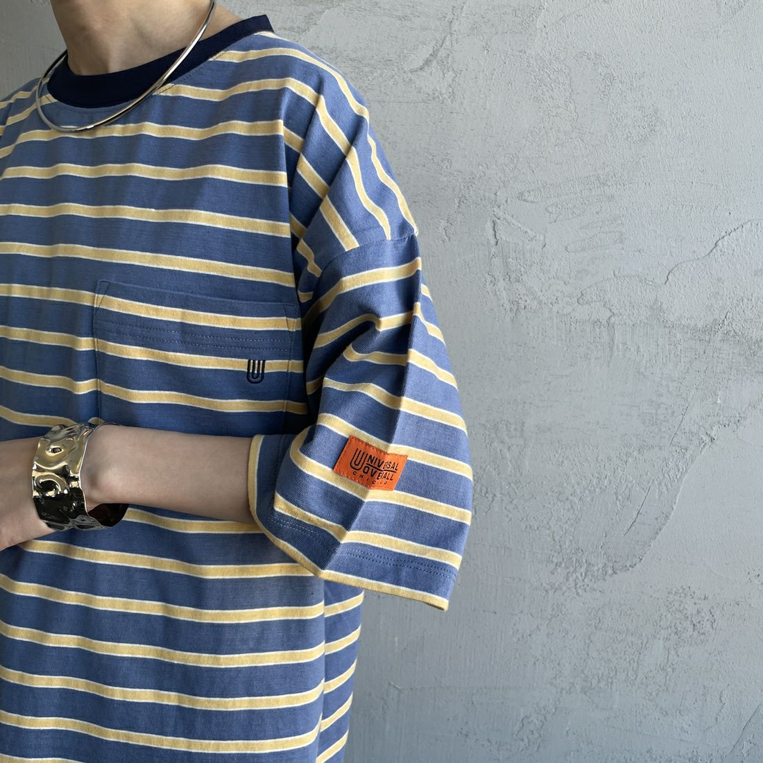 UNIVERSAL OVERALL [ユニバーサルオーバーオール] 別注 ワイドシルエット ポケットTシャツ [U2512815IN-JF] BLU BORDER &&モデル身長：150cm 着用サイズ：F&&