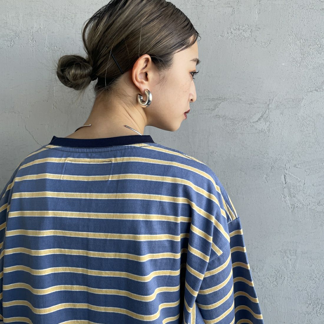 UNIVERSAL OVERALL [ユニバーサルオーバーオール] 別注 ワイドシルエット ポケットTシャツ [U2512815IN-JF] BLU BORDER &&モデル身長：150cm 着用サイズ：F&&