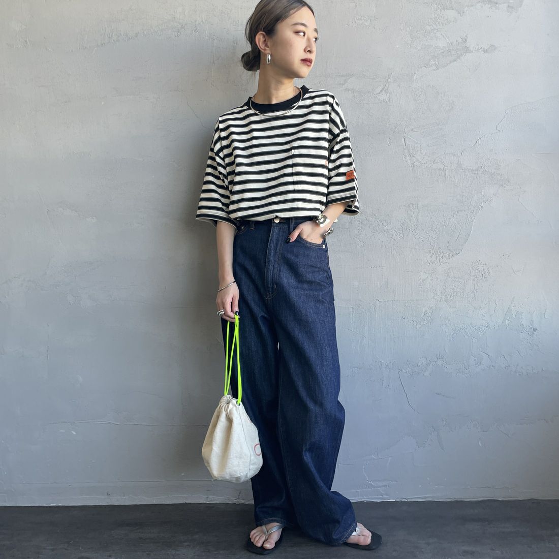 UNIVERSAL OVERALL [ユニバーサルオーバーオール] 別注 ワイドシルエット ポケットTシャツ [U2512815IN-JF] WHT BORDER &&モデル身長：150cm 着用サイズ：F&&